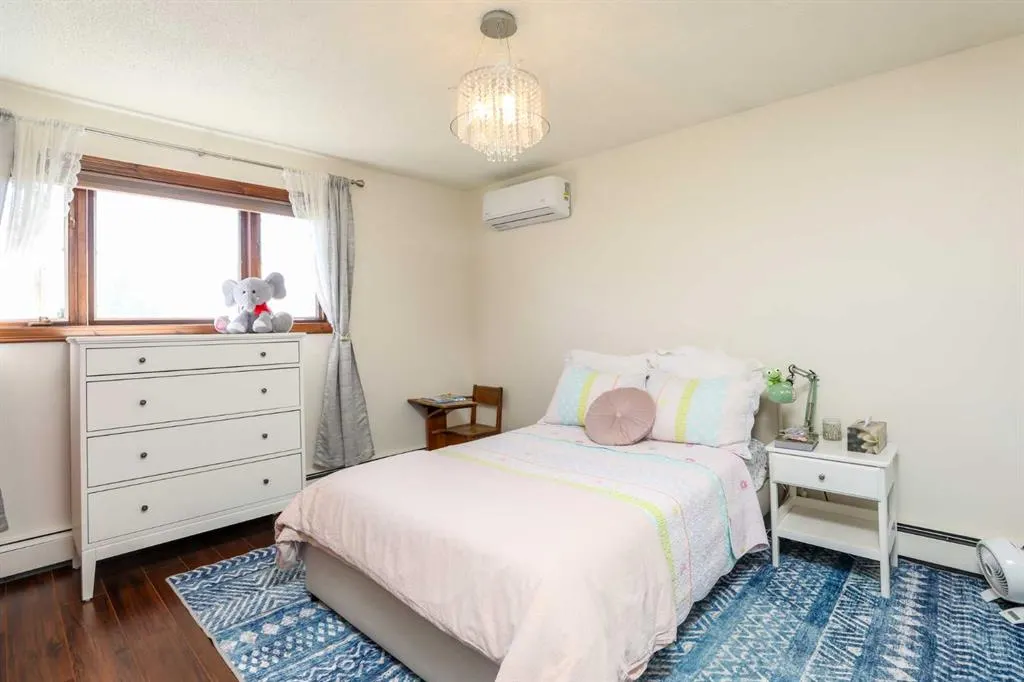 107 Temple Crescent W