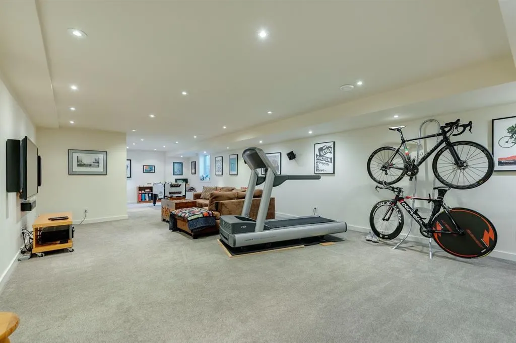 4 Spruce Bank Crescent SW