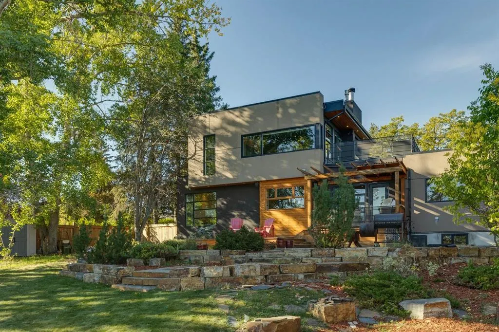 4 Spruce Bank Crescent SW