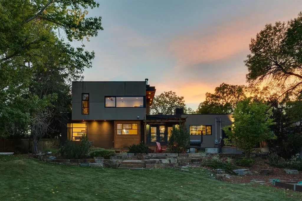 4 Spruce Bank Crescent SW