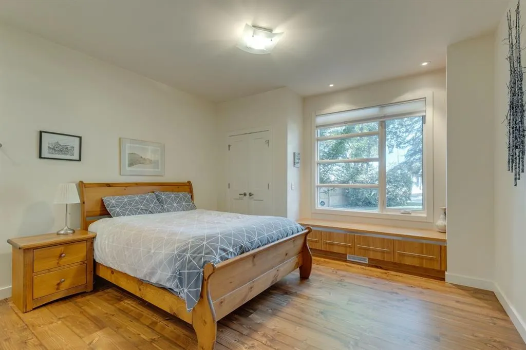 4 Spruce Bank Crescent SW