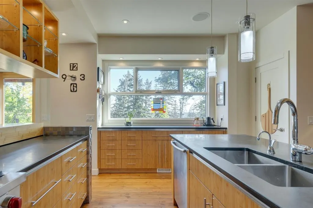 4 Spruce Bank Crescent SW