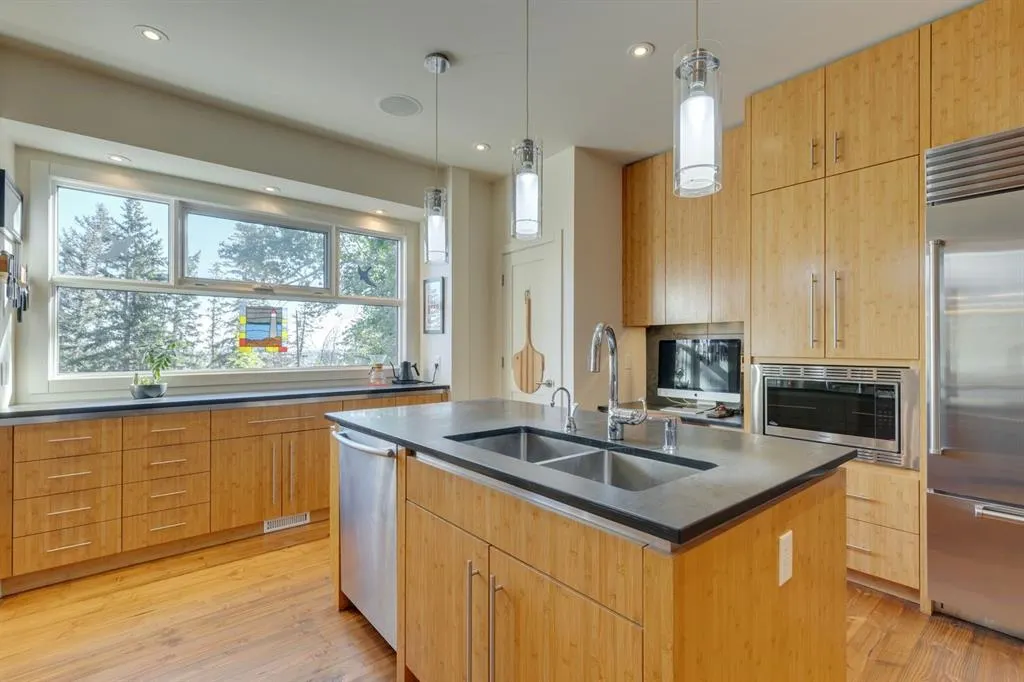 4 Spruce Bank Crescent SW