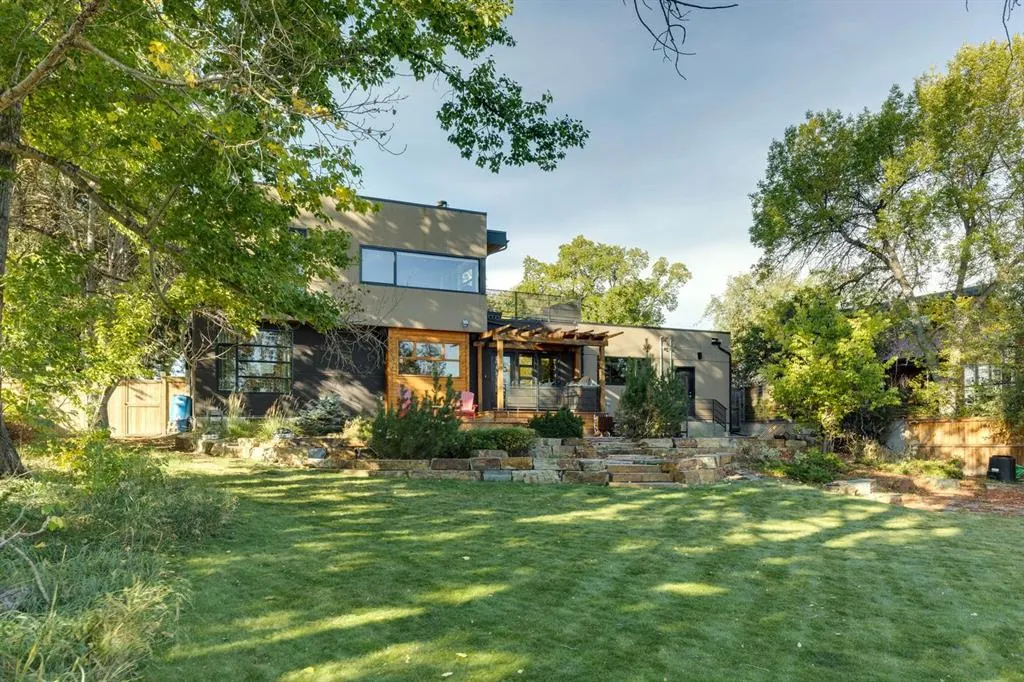 4 Spruce Bank Crescent SW