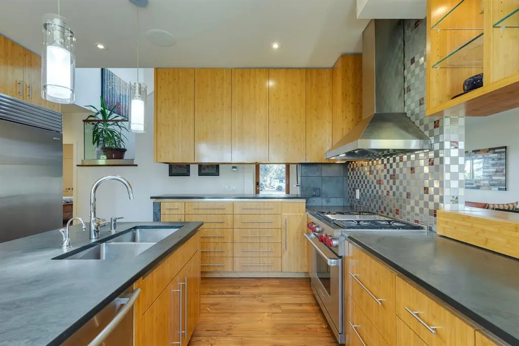 4 Spruce Bank Crescent SW