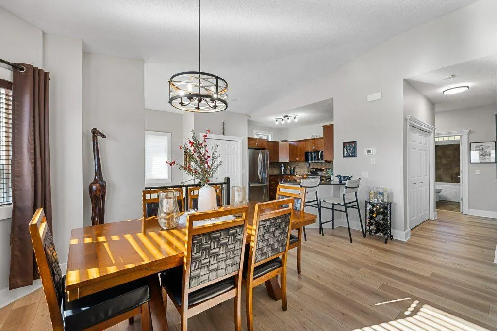 528 Rocky Vista Gardens NW