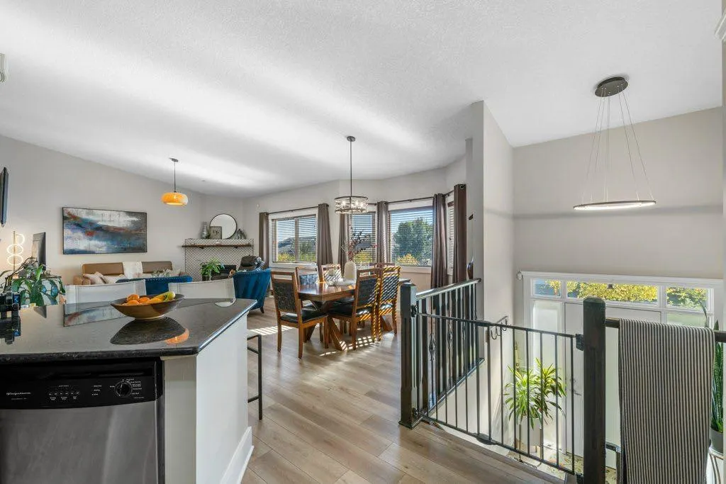 528 Rocky Vista Gardens NW