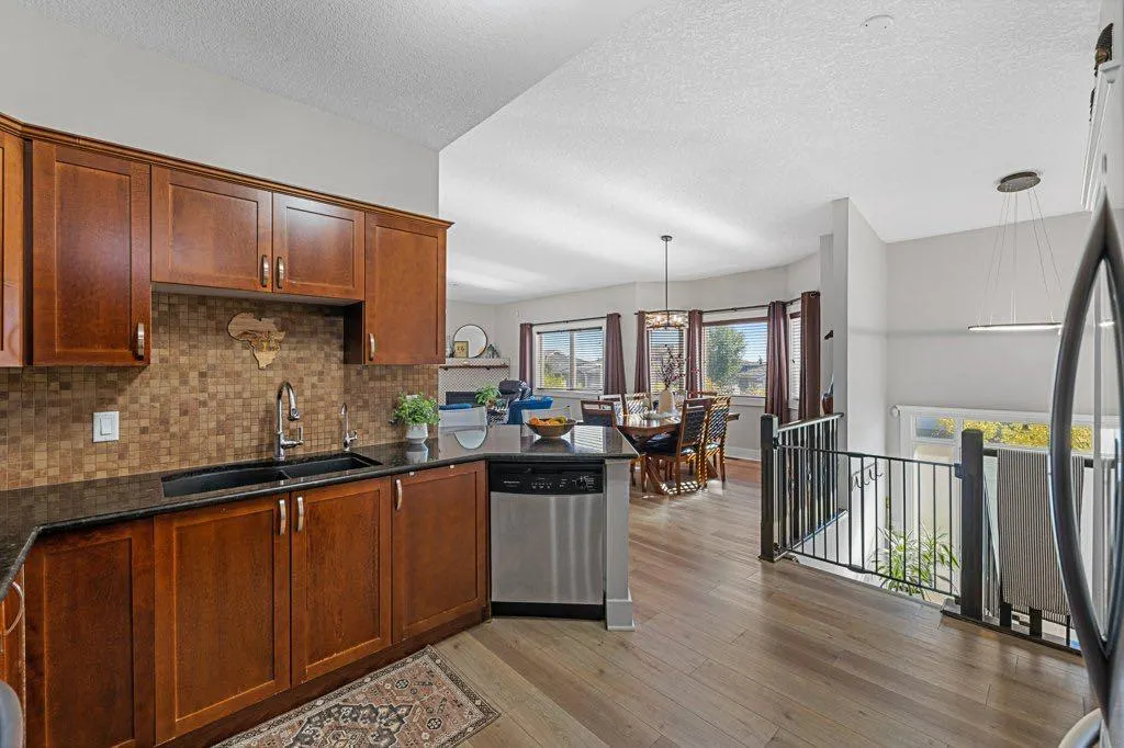 528 Rocky Vista Gardens NW