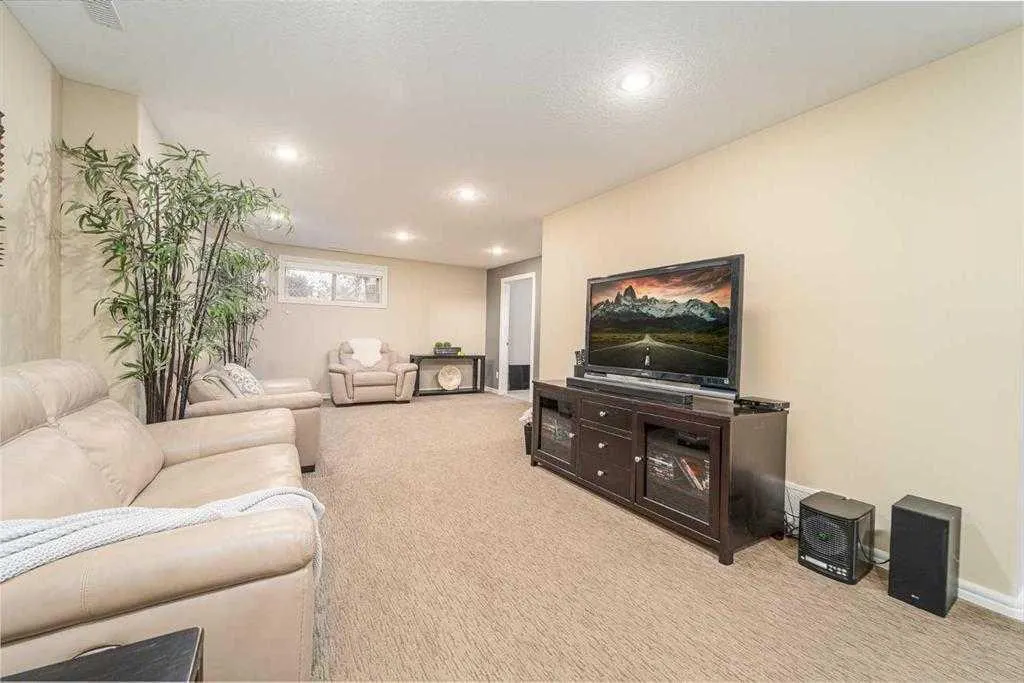 7 Mt Sundance Road W