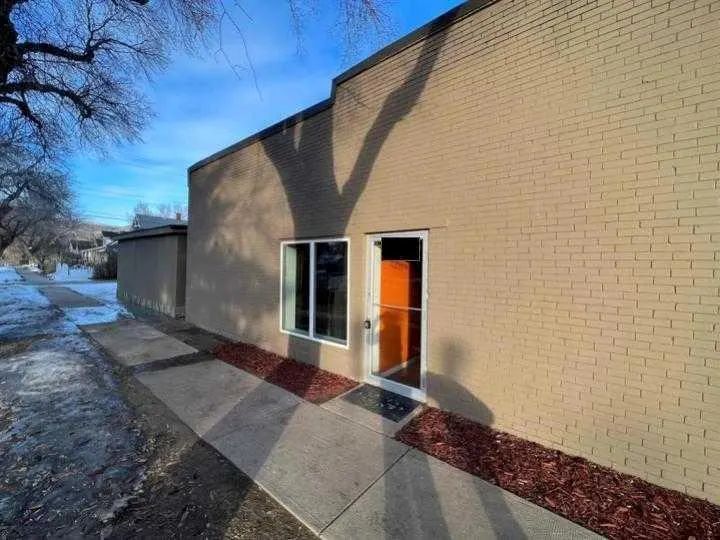 120A 3 Avenue E
