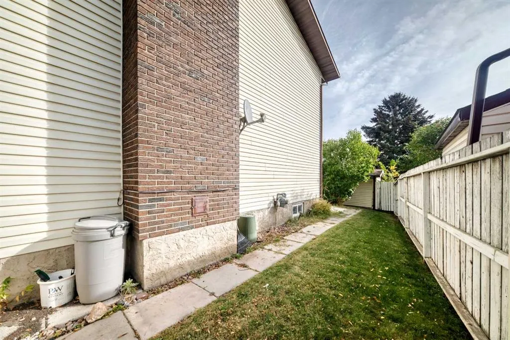 15 Whitewood Bay NE