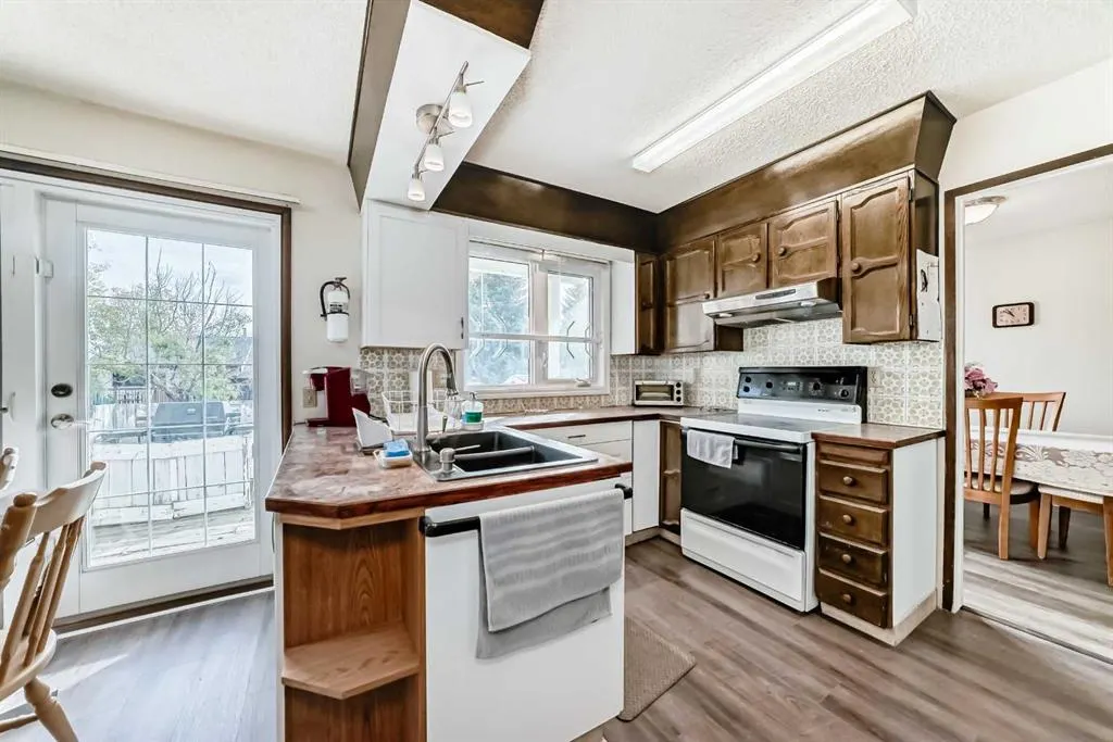 15 Whitewood Bay NE
