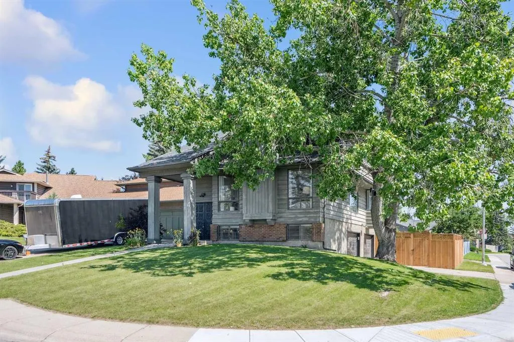 4 Coach Ridge Close SW