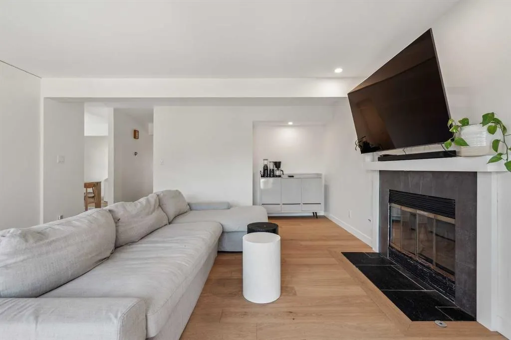 4 Coach Ridge Close SW