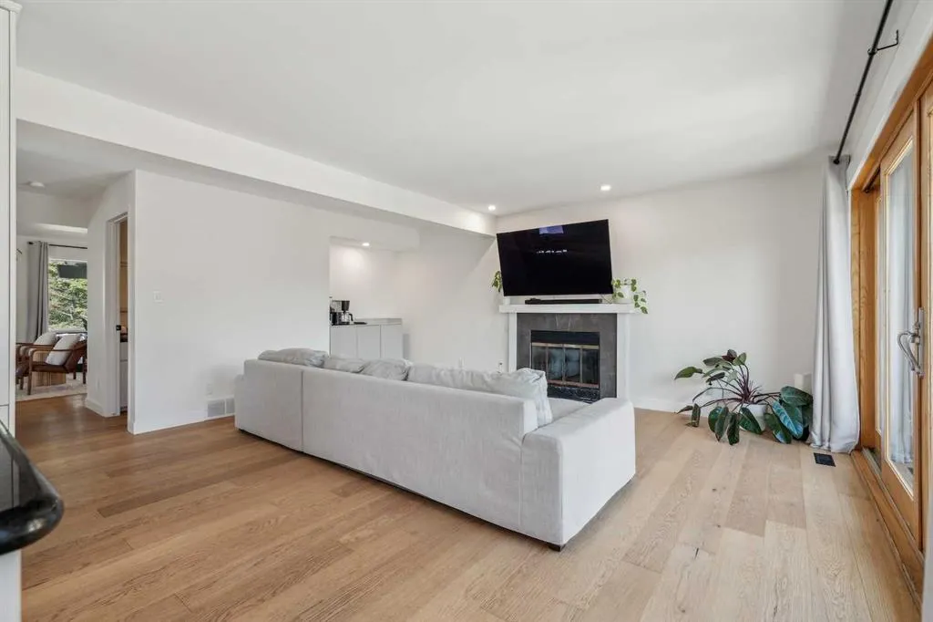 4 Coach Ridge Close SW