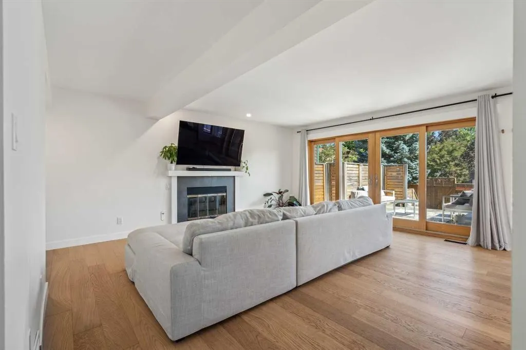 4 Coach Ridge Close SW