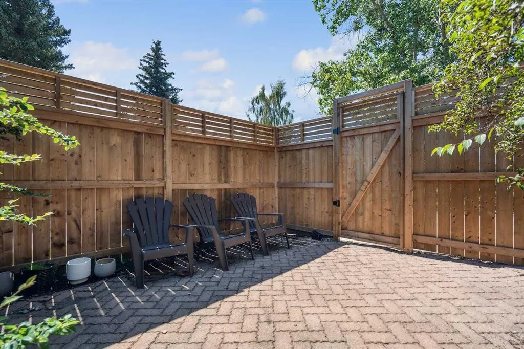 4 Coach Ridge Close SW
