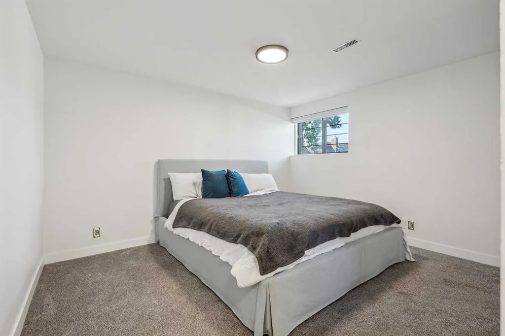 4 Coach Ridge Close SW