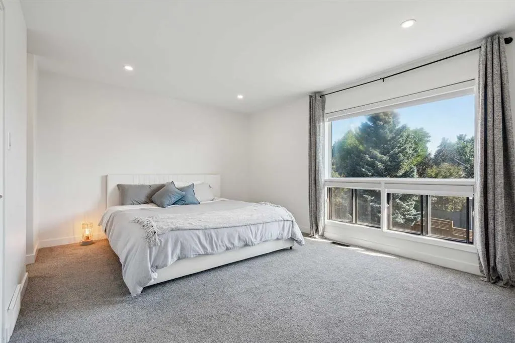 4 Coach Ridge Close SW