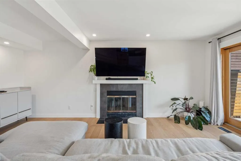 4 Coach Ridge Close SW