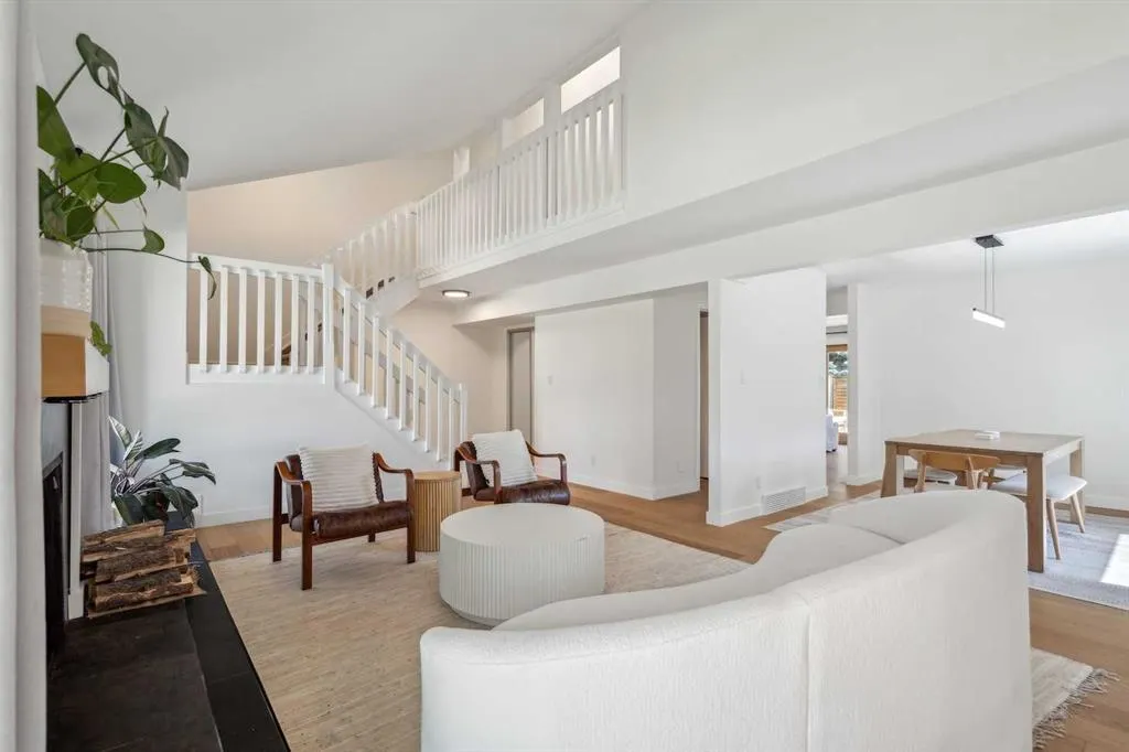 4 Coach Ridge Close SW