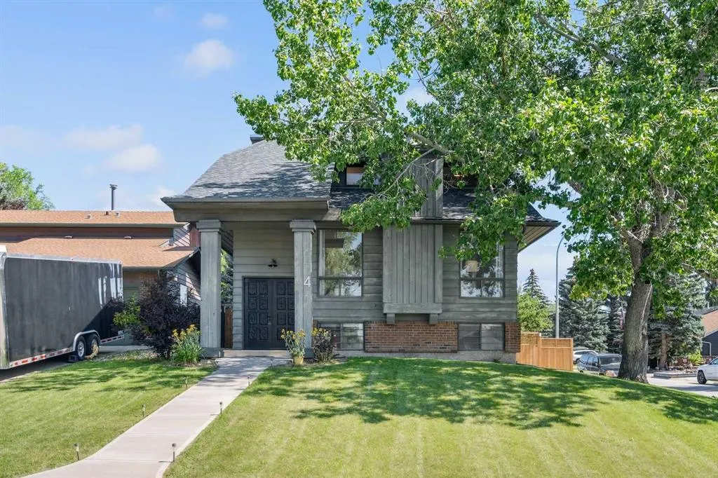 4 Coach Ridge Close SW