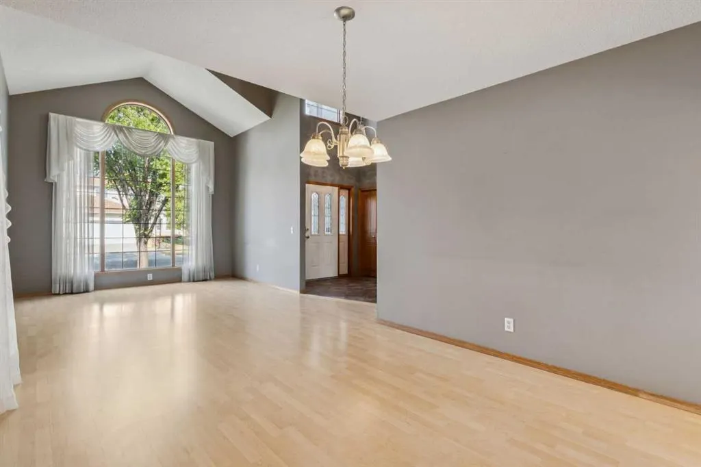 156 Edgevalley Circle NW