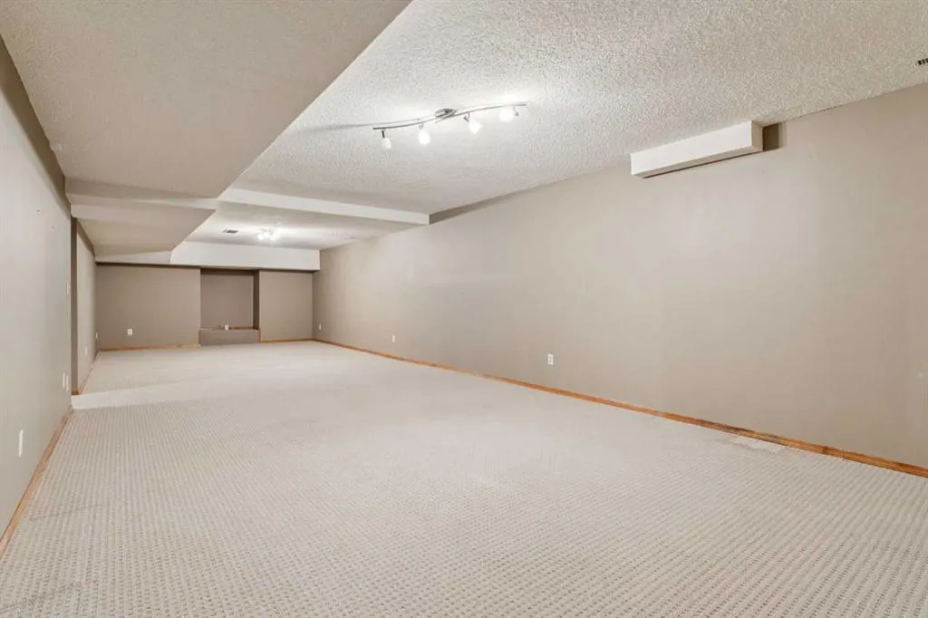 156 Edgevalley Circle NW