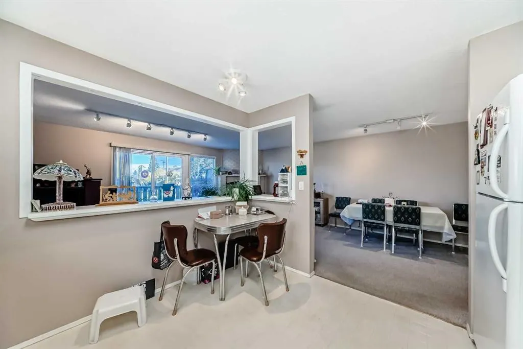 2037/2039 30 Street SW