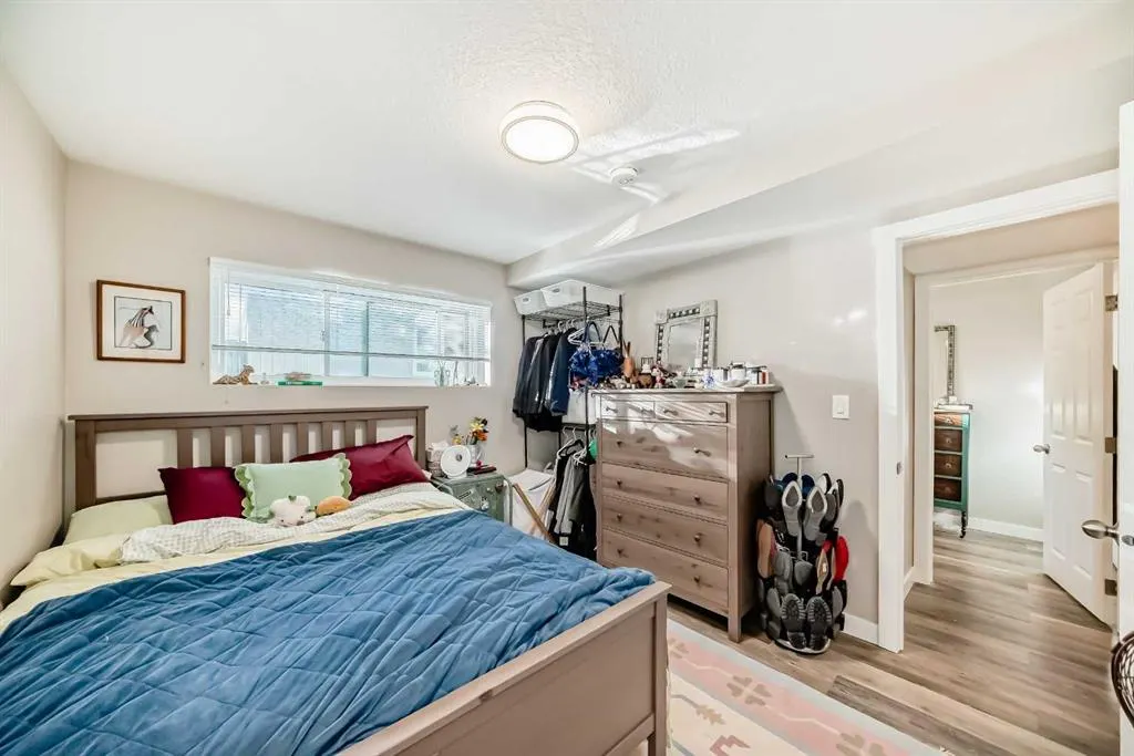 2037/2039 30 Street SW