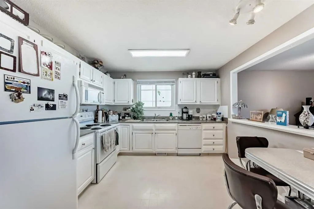 2037/2039 30 Street SW