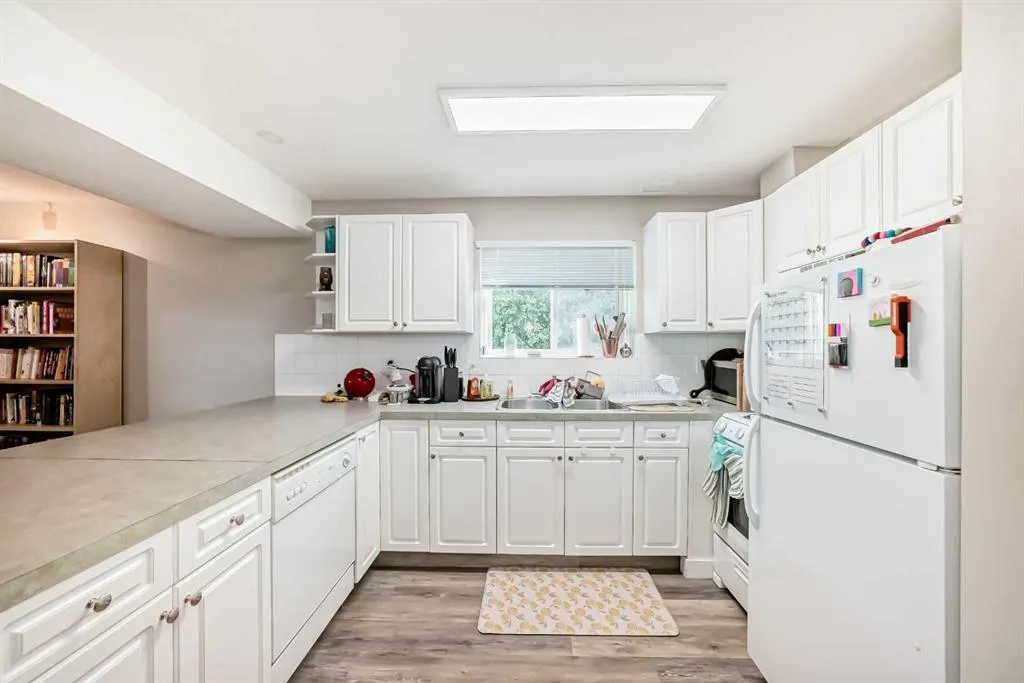 2037/2039 30 Street SW