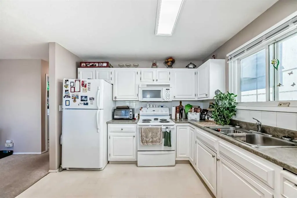 2037/2039 30 Street SW