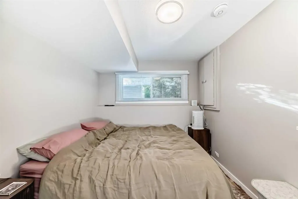 2037/2039 30 Street SW