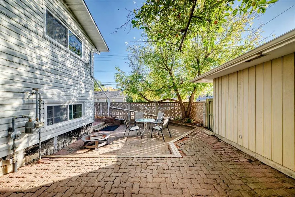 2037/2039 30 Street SW