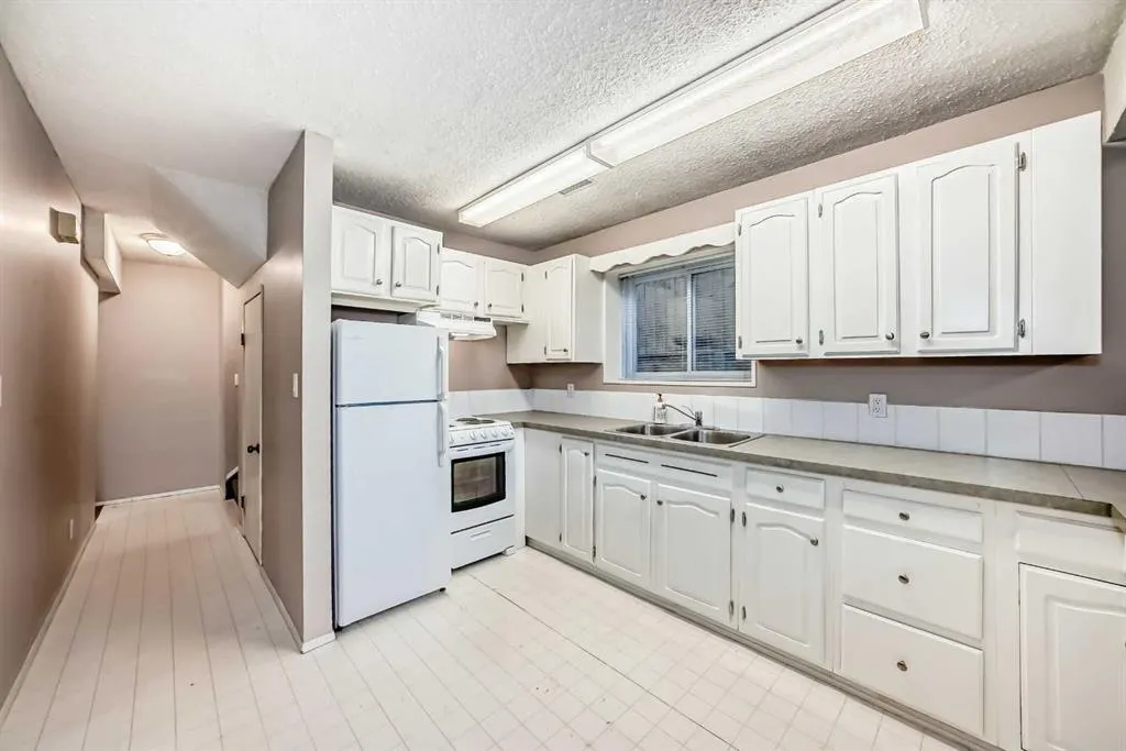 2037/2039 30 Street SW