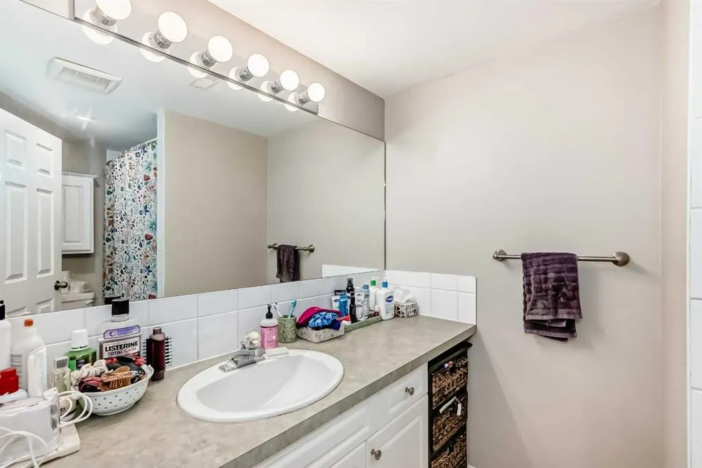 2037/2039 30 Street SW