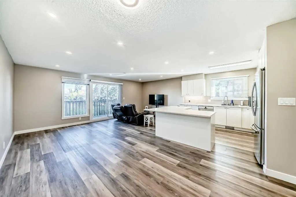 2037/2039 30 Street SW
