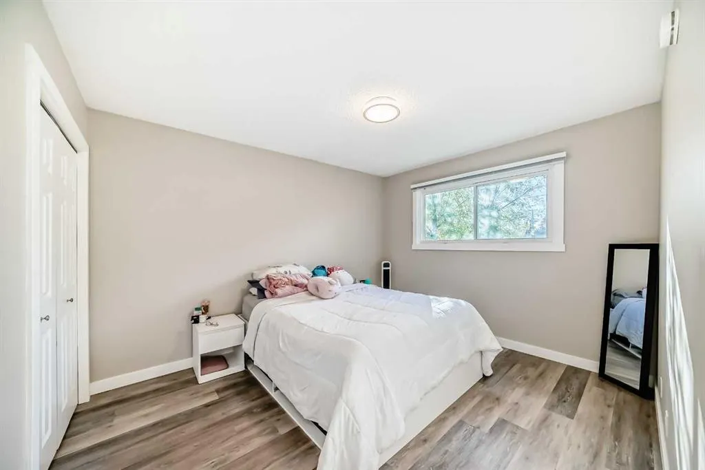 2037/2039 30 Street SW