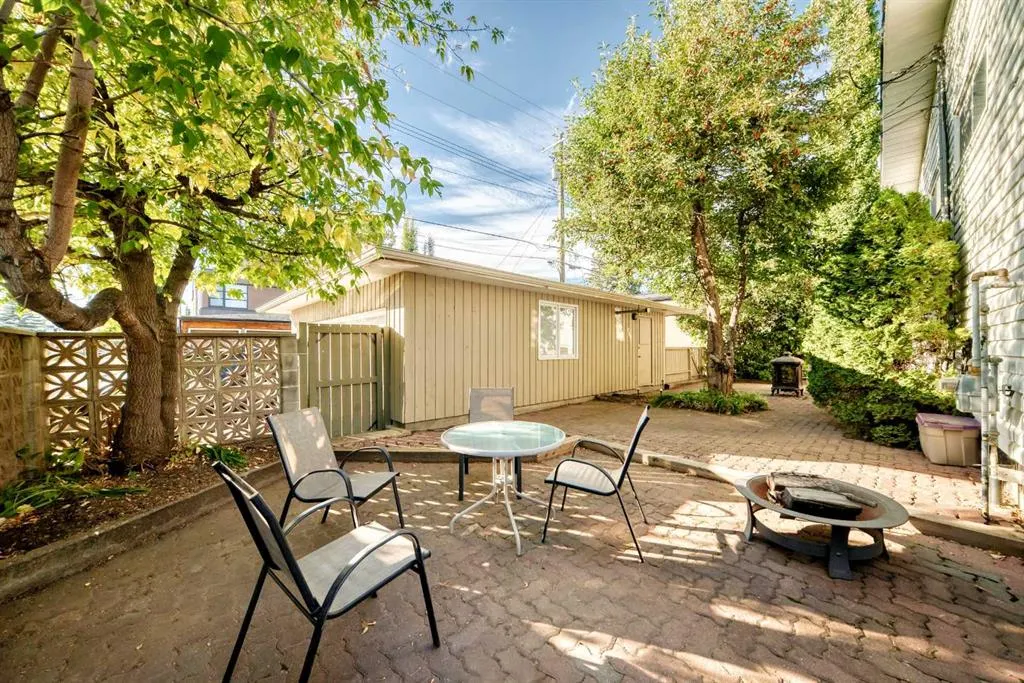2037/2039 30 Street SW
