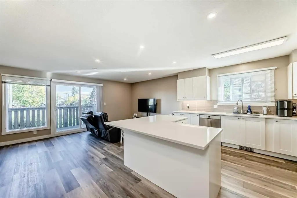 2037/2039 30 Street SW