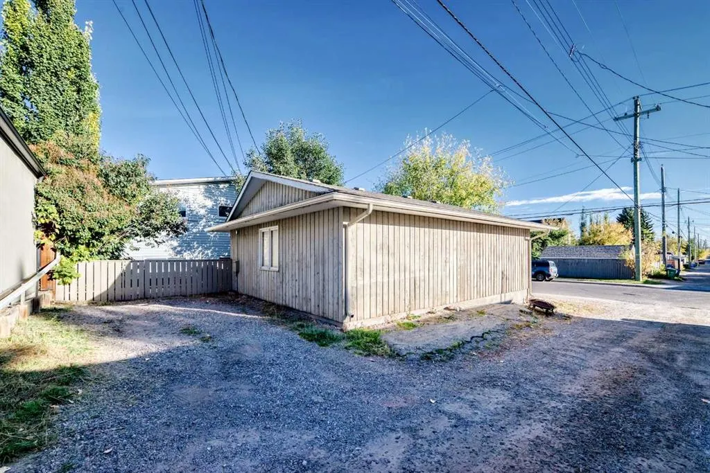 2037/2039 30 Street SW