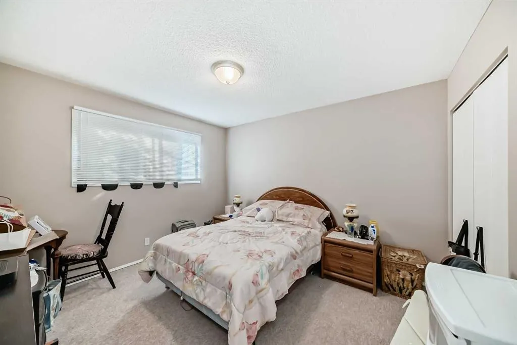 2037/2039 30 Street SW