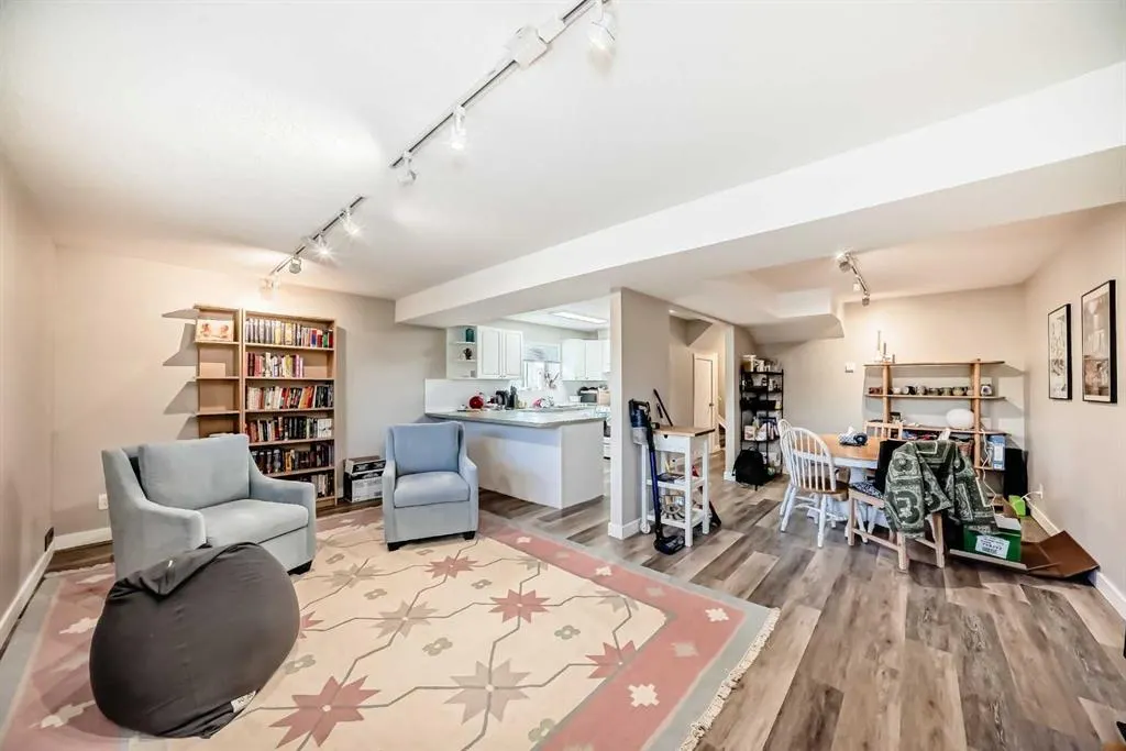 2037/2039 30 Street SW