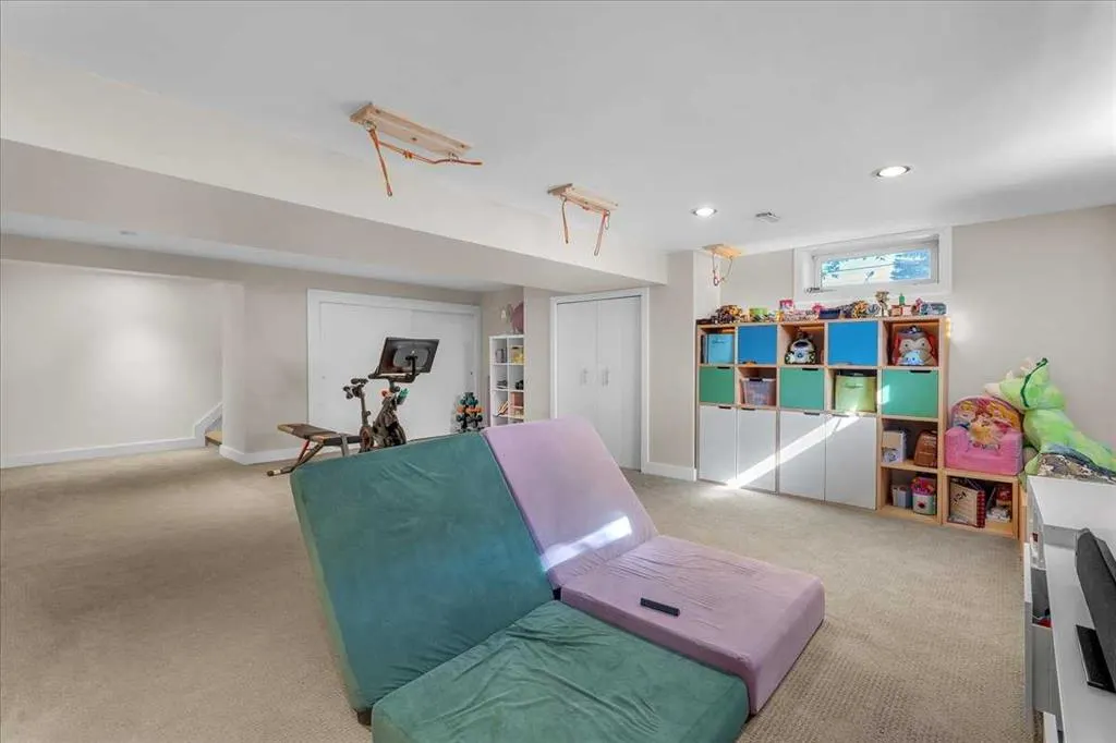 74 Walnut Drive SW