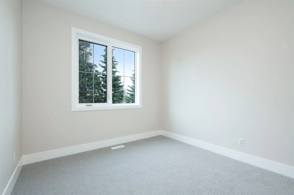 102 West Glen Crescent SW