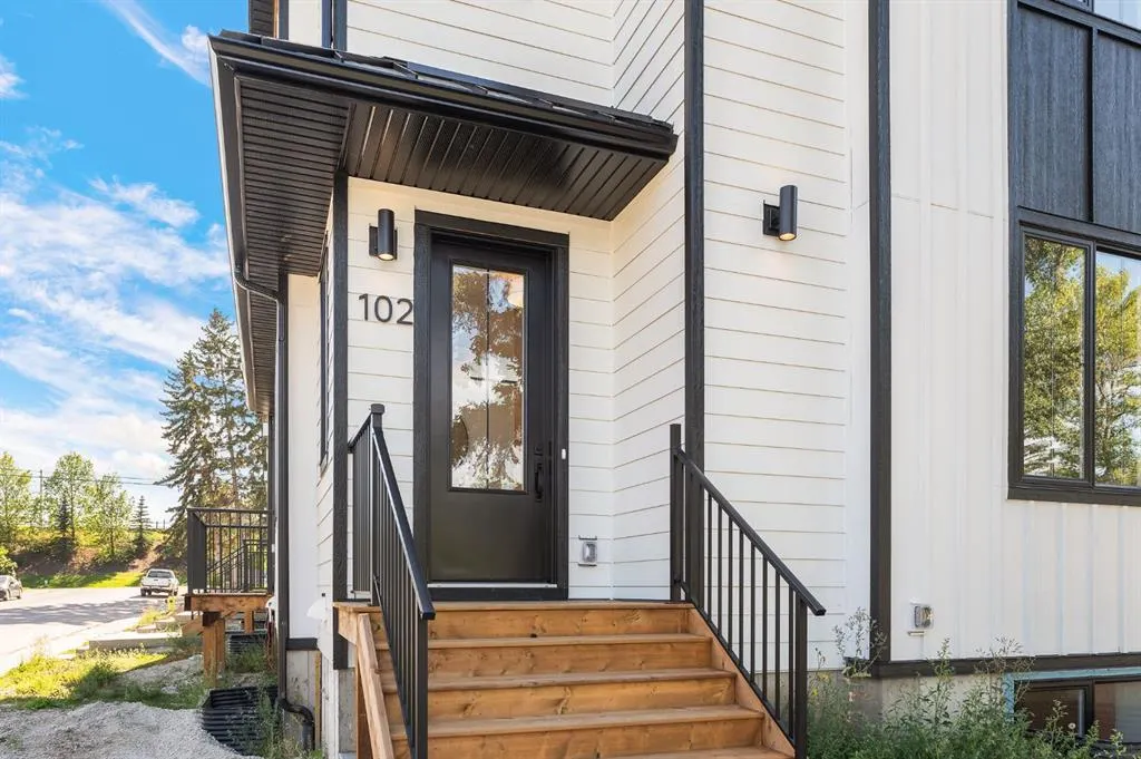 102 West Glen Crescent SW