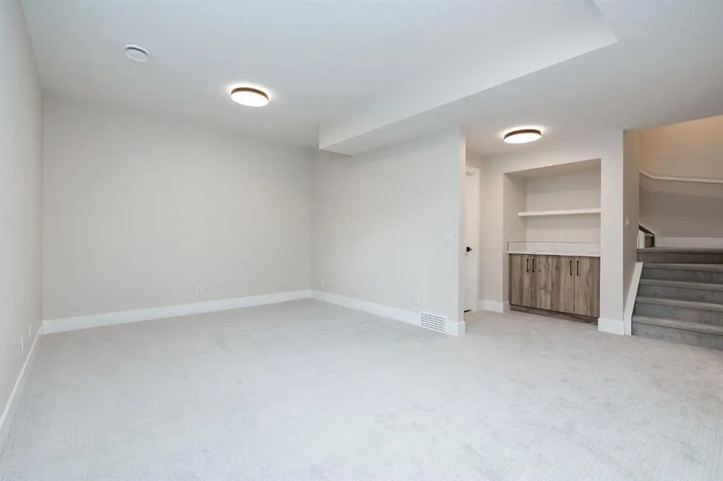 102 West Glen Crescent SW