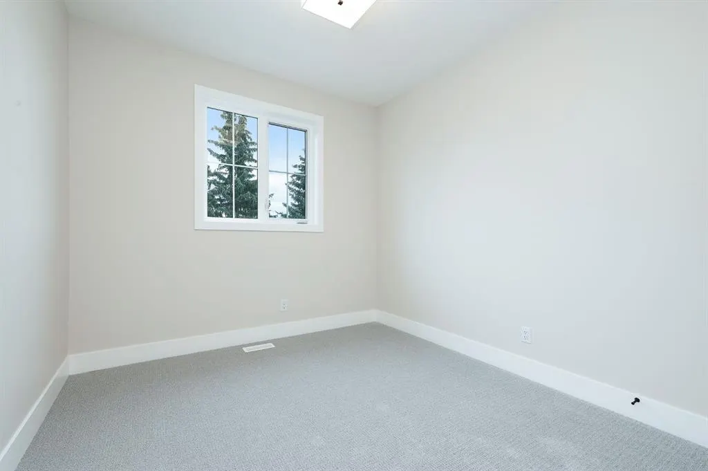 102 West Glen Crescent SW
