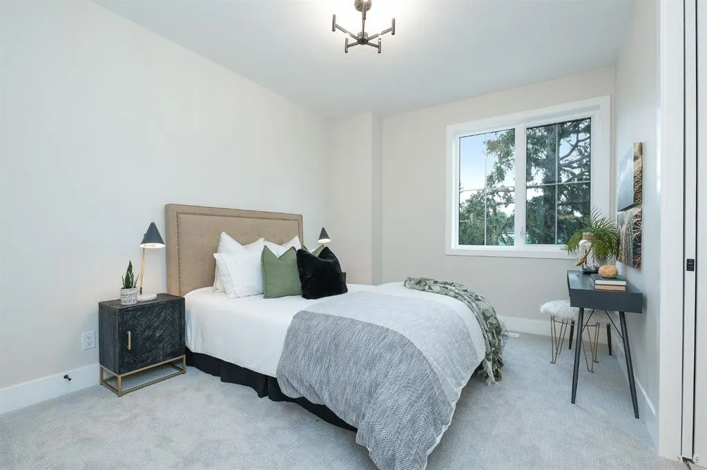 102 West Glen Crescent SW